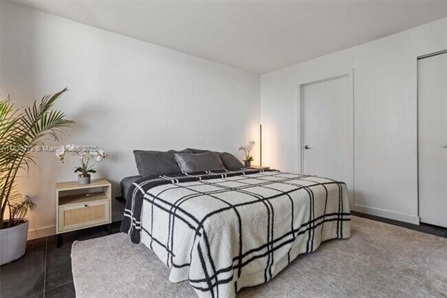 Building Photo - 540 Brickell Key Dr
