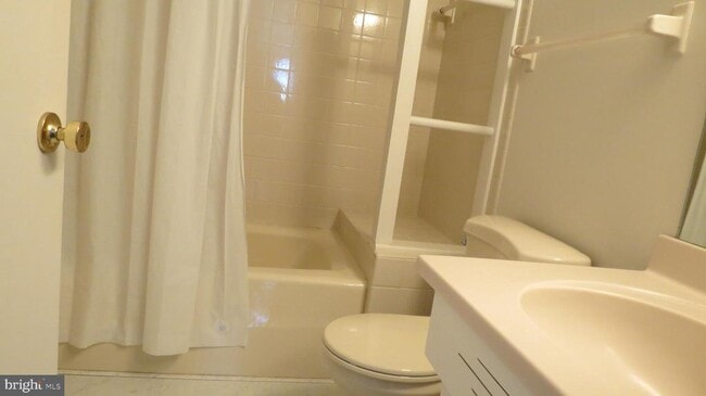 Building Photo - 1043 W Areba Ave