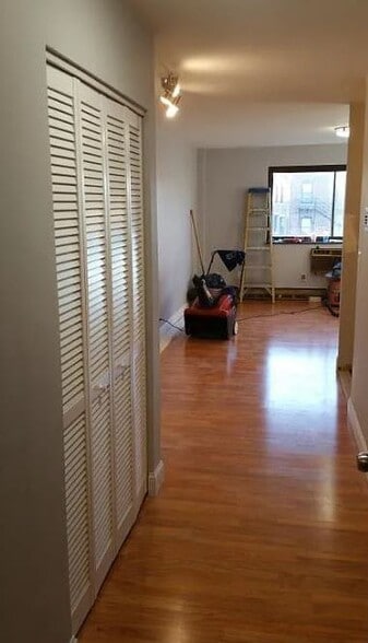 Building Photo - 35 Glencoe St