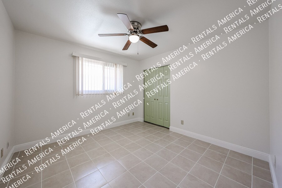 Building Photo - 935 E Wesleyan Dr
