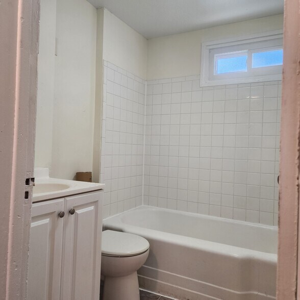 Bathroom w/ tub - 113 Sterling St