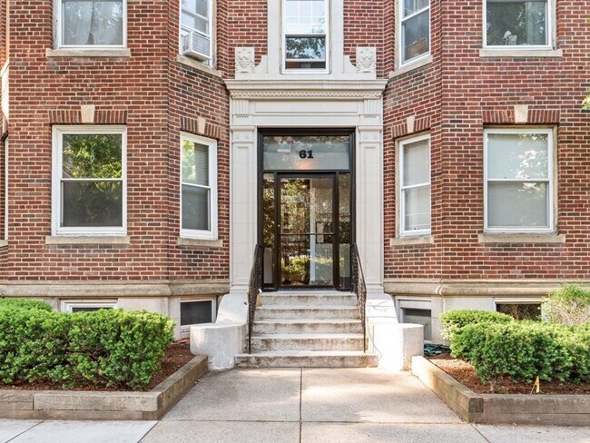 Building Photo - 61 Thatcher St