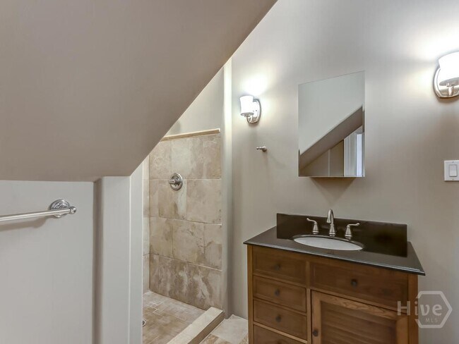 Building Photo - 208 W 35th St