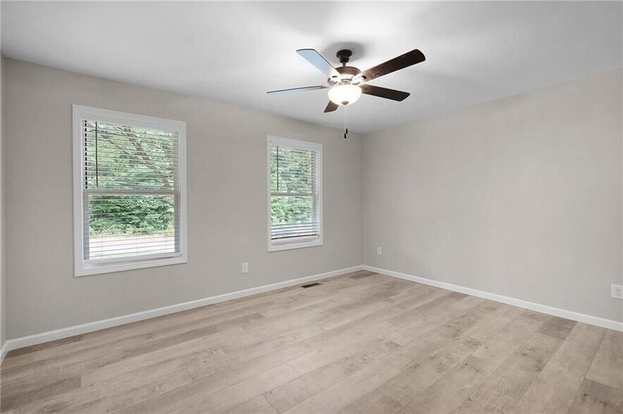 Building Photo - 135 Holly Creek Dr