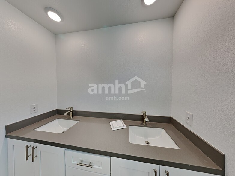 Building Photo - 3360 Blodwen St