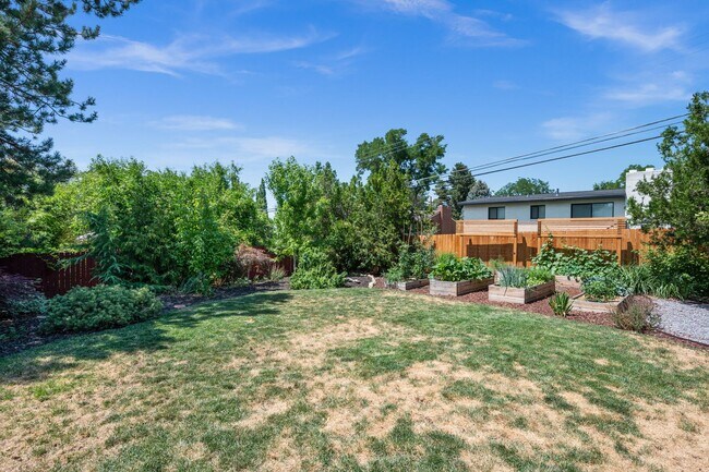 Building Photo - Beautifully Updated Holladay Home!