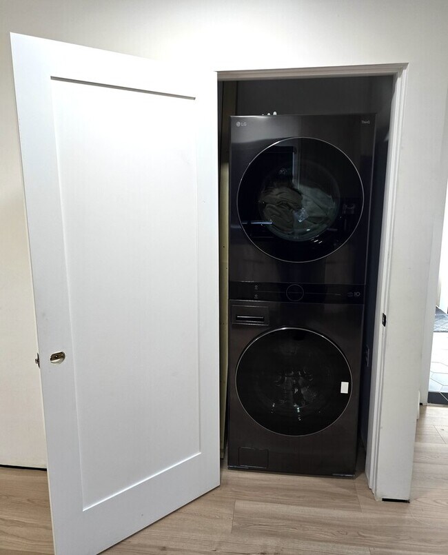 Building Photo - Newer Modern-Style 2 Bed / 2 Bath + Loft