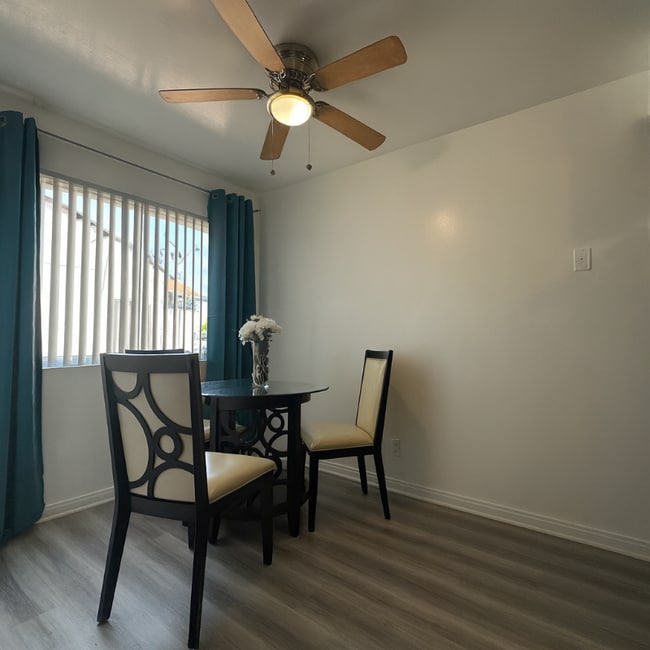 Building Photo - 317 E Hazel St