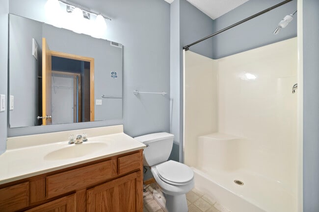 Building Photo - 870 W Cherry St