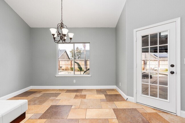 Building Photo - Gorgeous 3 bd. & 2 bath Home with a pool i...