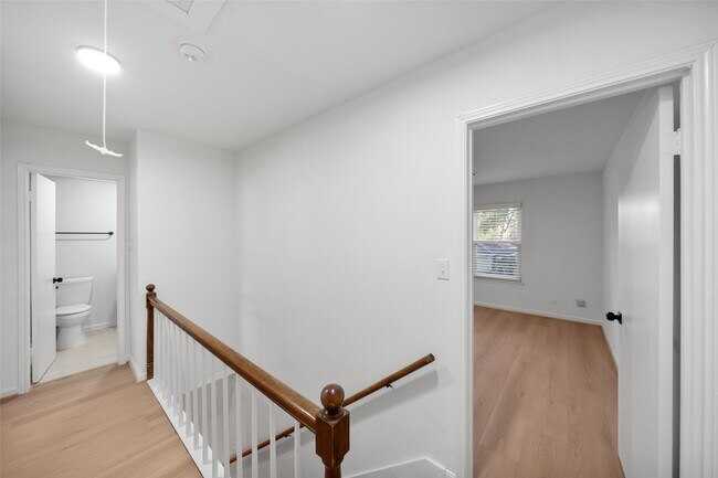 Building Photo - 9654 Westview Dr