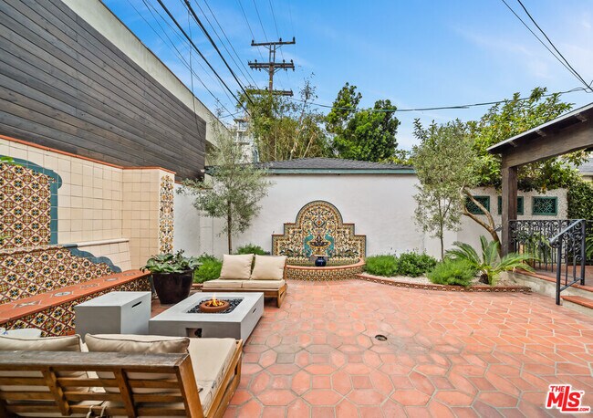 Building Photo - 8822 Rosewood Ave