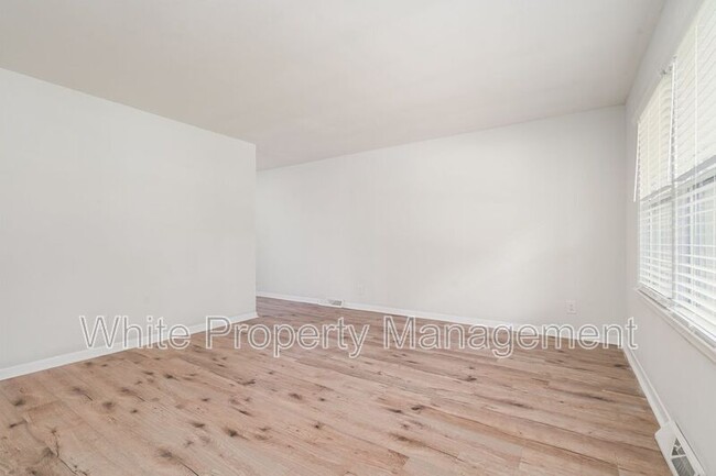 Building Photo - 602 Camrose Dr