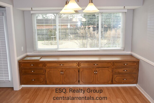 Building Photo - 4512 Somers Ave