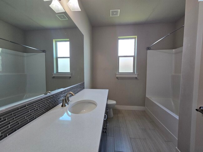 Building Photo - Spacious Rambler in South Richland with La...