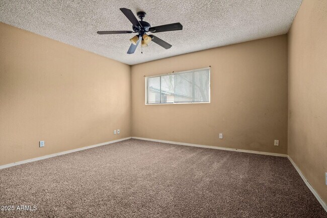 Building Photo - 2534 E Randall Dr