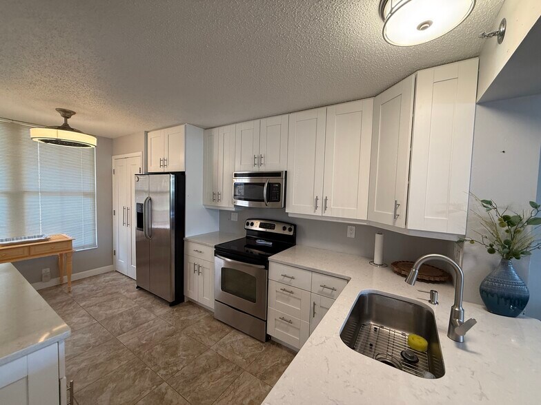 Building Photo - 4530 Pinebrook Cir