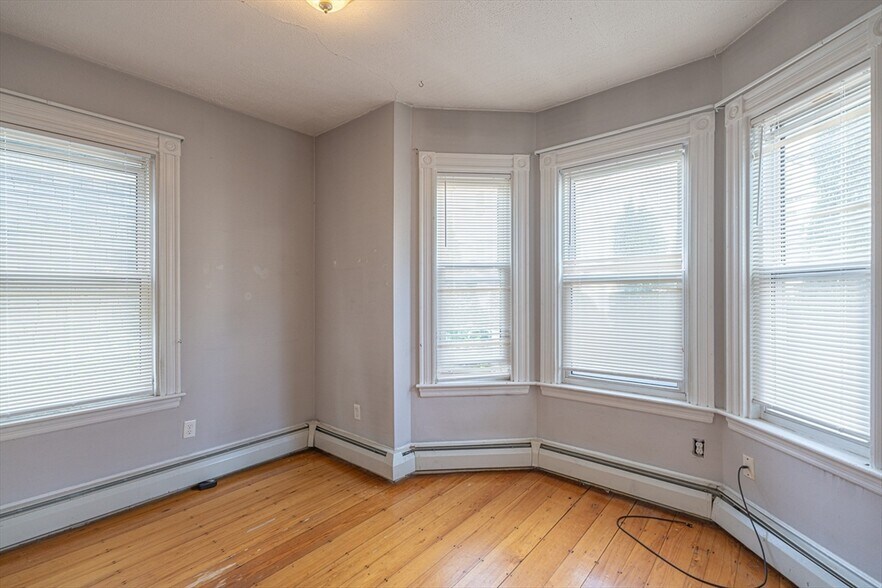 Building Photo - 63 Mozart St