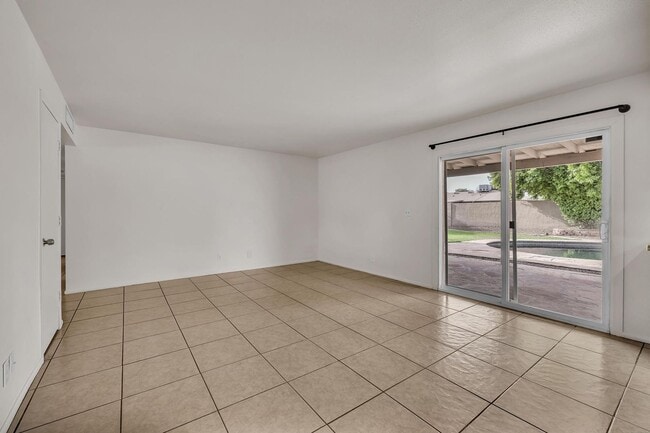 Building Photo - 5 Bed, 3 Bath, Pebble Tec Pool, Granite Counters Huge Kitchen Island