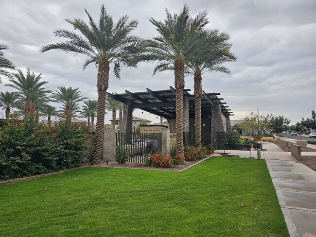 Building Photo - 5 BEDROOM 4 BATH SINGLE FAMILY HOME