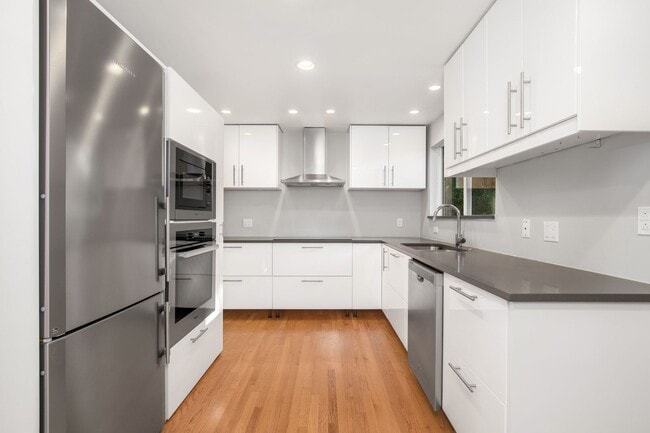 Building Photo - Beautifully remodeled rambler in Finn Hill