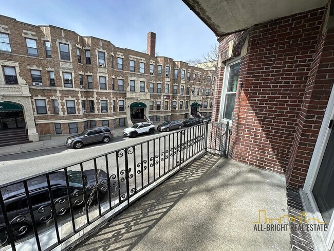 Building Photo - 194 Kelton St