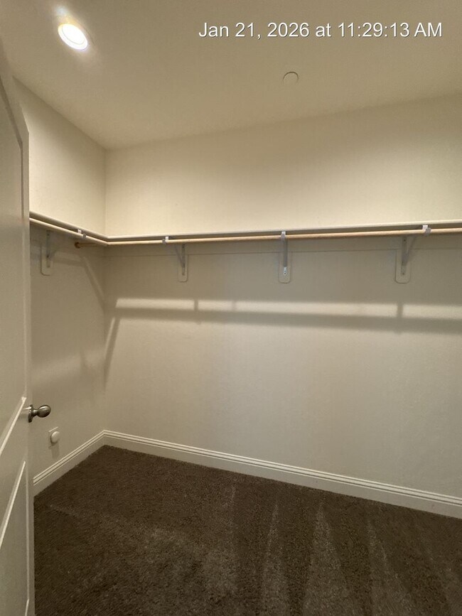 Building Photo - 4 Bedroom home located in Northside Visalia! Available Now!!