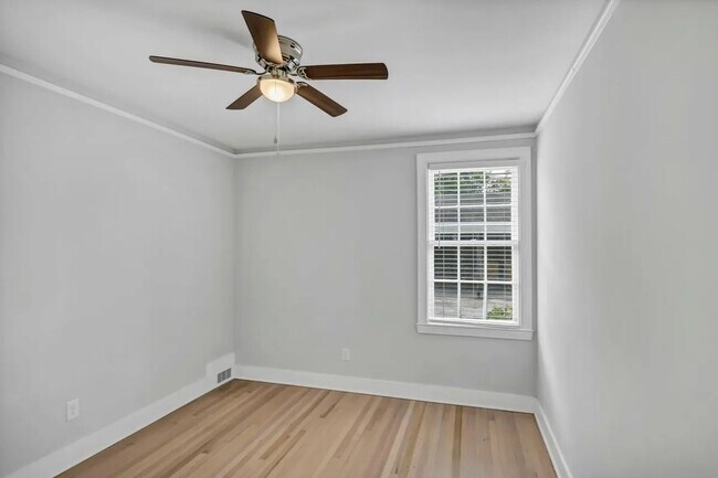 Building Photo - Pre-Leasing for the 26-27 School Year! - H...