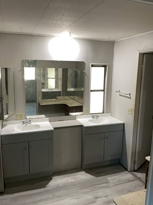 Building Photo - Inviting 3-Bedroom, 2-Bath Manufactured Ho...