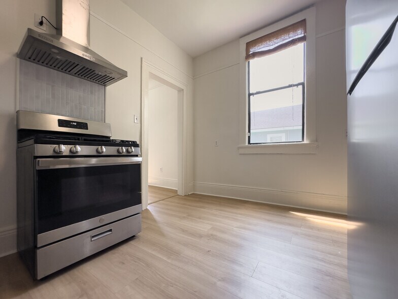 kitchen - 1730 Allen St