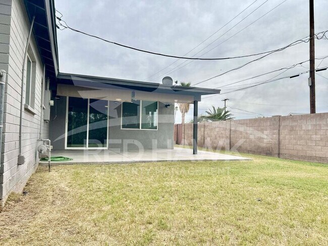 Building Photo - 909 W 17th Pl