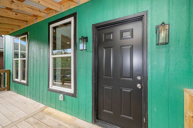 Building Photo - Remodeled 3 Bedroom 2 Bathroom Home!