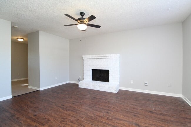 Building Photo - 3BR/2BA with Garage & Fenced Yard – Availa...