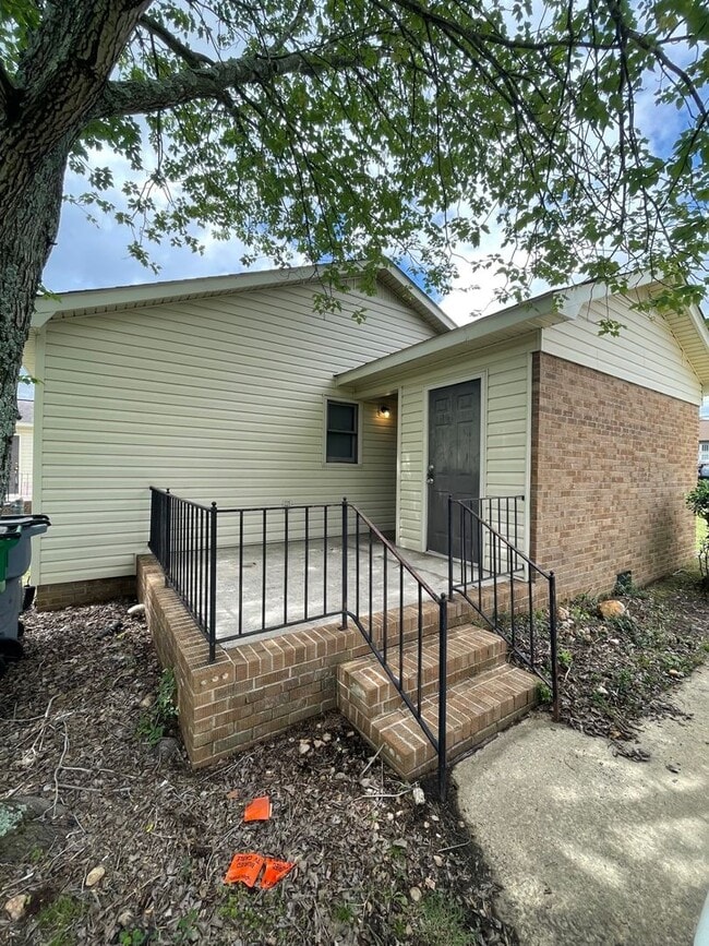 Building Photo - Come take a look at this gorgeous 2 Bedroo...