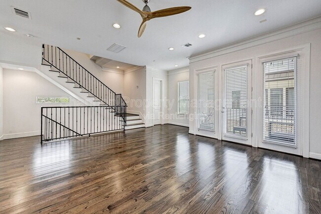 Building Photo - 744 W 24th St