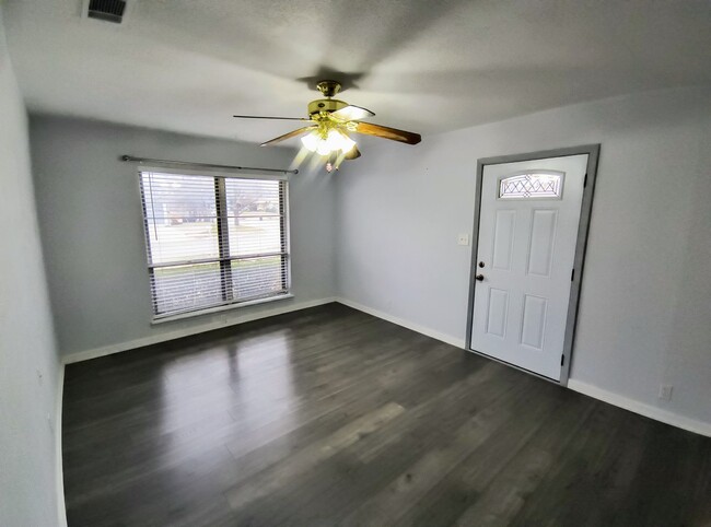 Building Photo - Charming Renovated Home with Ample Workspa...