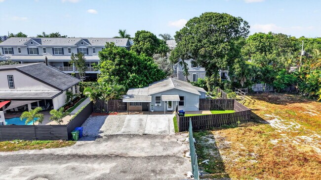 Building Photo - 2702 NE 9th Ave