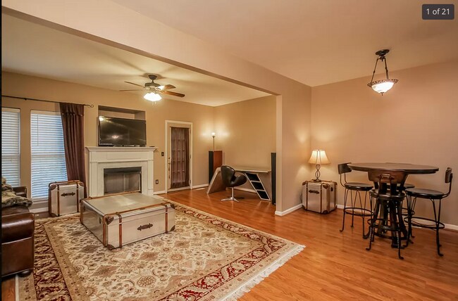 Building Photo - Gorgeous 2 bed townhome in beautiful Franklin