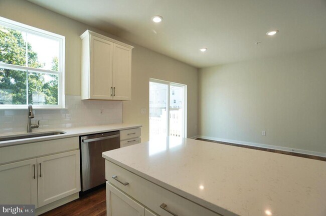 Building Photo - 4823 Lincoln Aly
