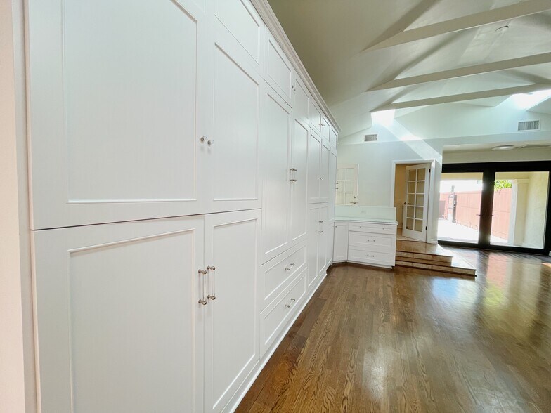 Building Photo - 728 Westbourne Dr