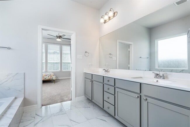 Building Photo - 25803 Rippey Gln Dr