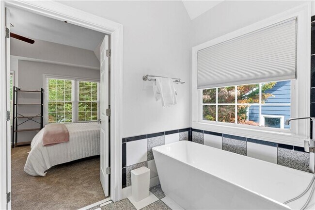 Building Photo - 374 Ivy Glen Cir
