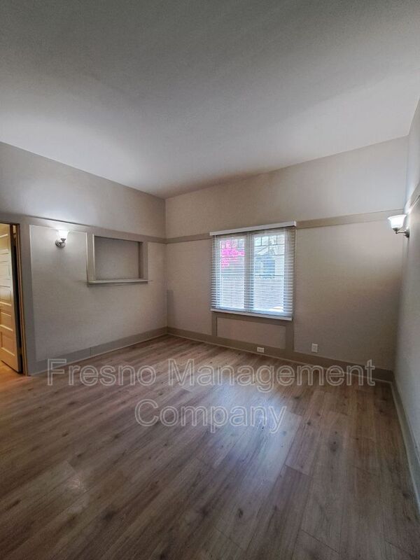 Building Photo - 827 E Dudley Ave