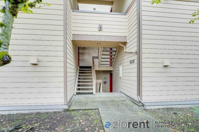 Building Photo - 1 br, 1 bath Condo - 12505 Northeast 143rd...