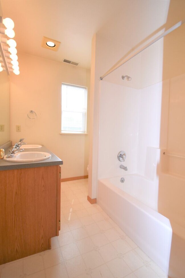 Building Photo - Nice Large 2 Bedroom 1 Bathroom Townhouse ...