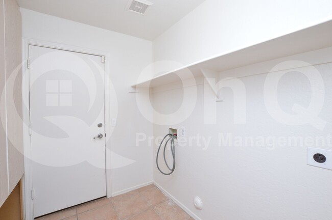 Building Photo - 727 S Peppertree Dr