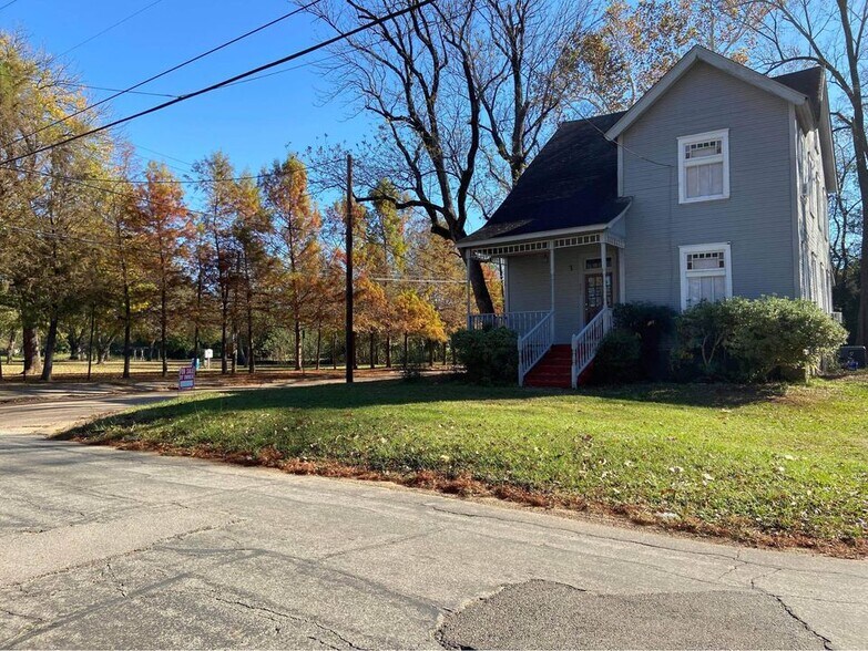 Primary Photo - 601 S Fredonia St