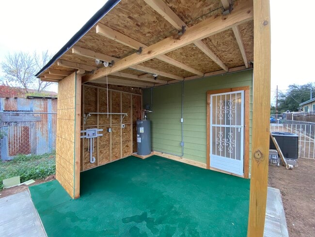 Building Photo - 305 W Ash St