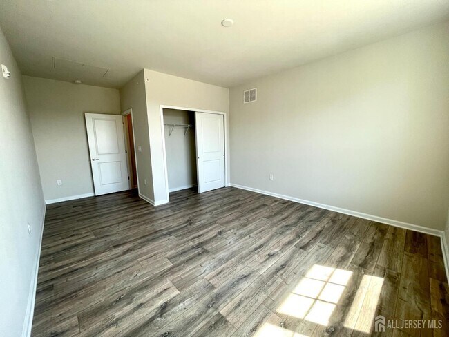 Building Photo - 905 Greenland Square