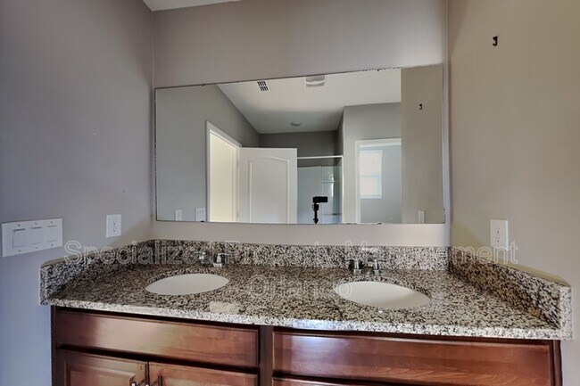 Building Photo - 227 Duke Dr